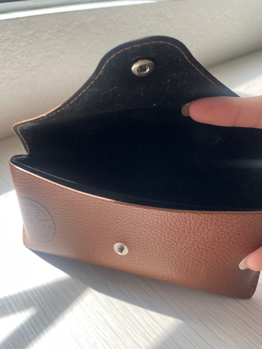 Ray-Ban Round Metal Sunglasses in Arista Gold with Green lenses and Leather Case - Picture 8 of 9